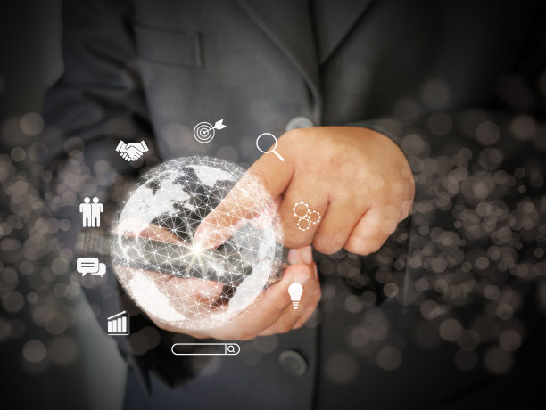 商务人士使用智能手机与全球互联网连接和各种技术应用:如数字营销，社交媒体，金融，银行和大数据技术图片下载