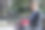 一个女商人坐在公园的长椅上，用笔记本电脑工作图片下载