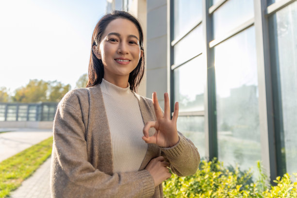 亚洲女商人走在街上的肖像图片下载