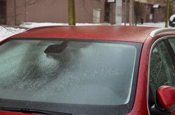 雨水打在结霜的汽车上，导致结冰。汽车和人行道上结冰，人们在走路时受伤。骨折和瘀伤。还有严重的车祸。覆盖形成结冰，运输图片下载