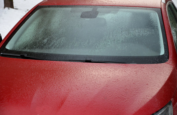 雨水打在结霜的汽车上，导致结冰。汽车和人行道上结冰，人们在走路时受伤。骨折和瘀伤。还有严重的车祸。覆盖形成结冰，运输图片下载