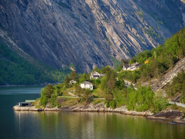 挪威峡湾岸边岩石峭壁的美丽照片图片下载