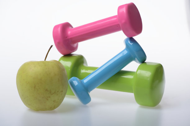 苹果果和粉红色，绿色和蓝色的杠铃图片下载