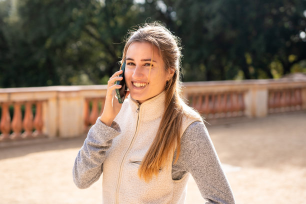 一个年轻女孩在打电话。图片下载