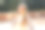 一个年轻女孩在打电话。图片下载