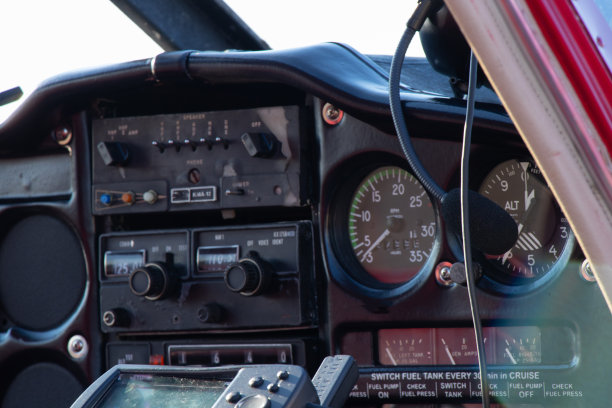 阳光明媚的红色小飞机飞行员舱图片下载