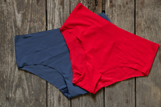 红色和蓝色无缝的女内裤放在木制背景上图片下载