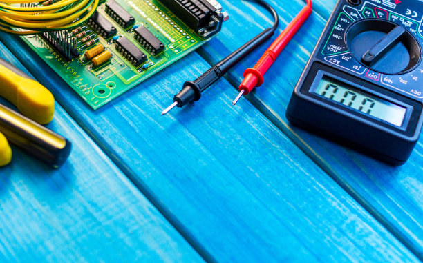 电子产品的生产和维修的服务在一个木制的蓝色背景。图片下载