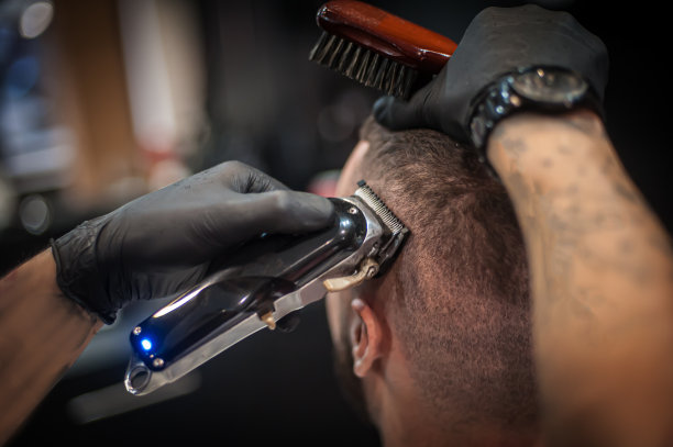 现代都市美发师在专业工作室修剪头发图片下载