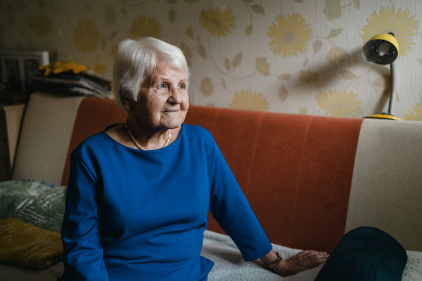 一位老妇人在家中的肖像图片下载