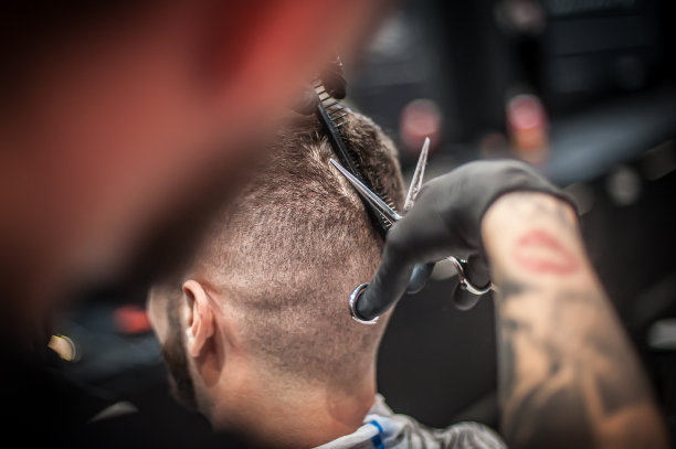 现代都市美发师用专业工作室的剪刀剪发图片下载