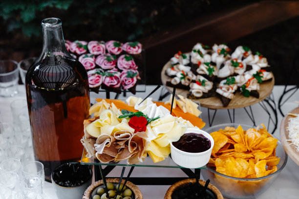 自助餐桌上有冷食、肉类和沙拉图片下载