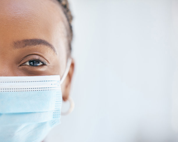 Covid，口罩和在医院工作的医生肖像，以安全，合规和视力为健康，愈合和创新。在covid - 19期间，医疗保健和医疗领域的黑人女性图片下载