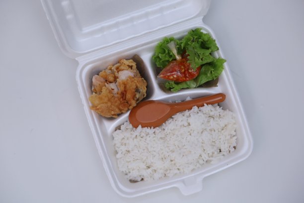 盒饭放在泡沫塑料盒上图片下载