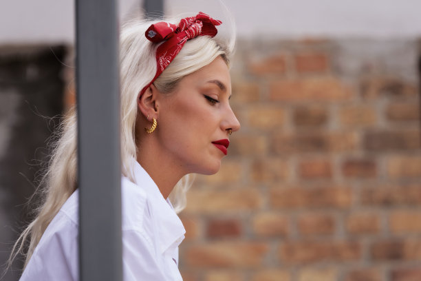 特写肖像金发年轻女子戴头巾和白衬衫站在户外图片下载