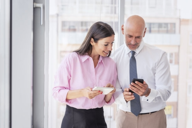 一群商务人士站在办公室一起工作图片下载