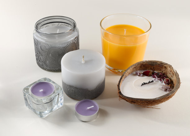 白色背景上的不同类型的蜡烛。图片下载