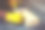 特写木匠的手正在处理木头。木匠在木板上做记号。手里拿着铅笔图片下载