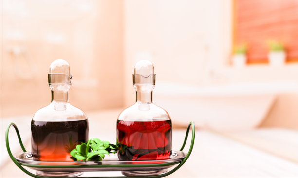 桌上放着几瓶天然精油，背景是散焦的。图片下载