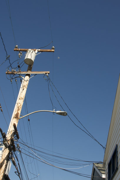 后面巷子里的电线和路灯都乱成一团图片下载