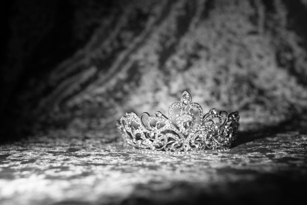 奢华的金色皇冠，女王，新娘和公主的王冠。黑白两色图片下载