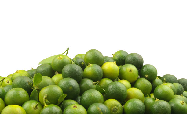 新鲜的酸橙孤立在白色的背景上。图片下载