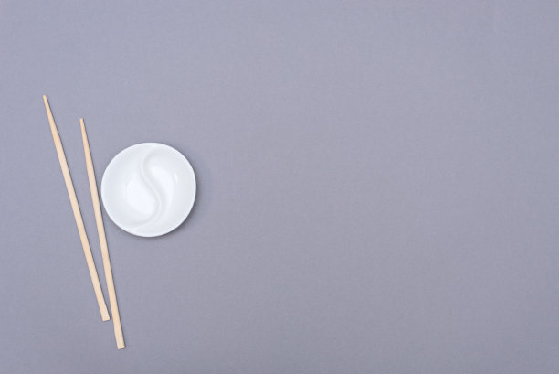 灰色背景上的阴阳小筷。有选择性的重点。亚洲饮食概念图片下载