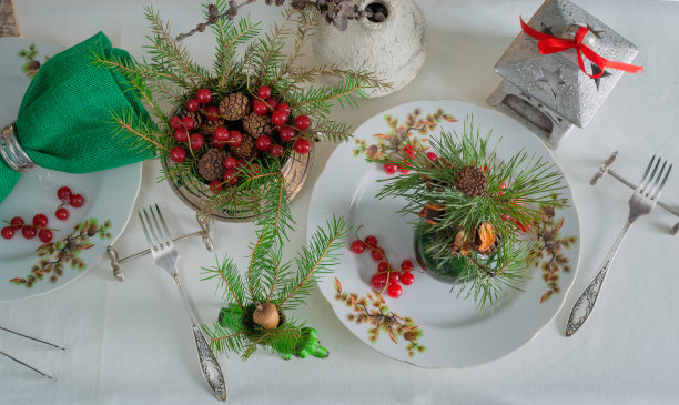 新年的餐桌布置有亚麻桌布，蜡烛和云杉树枝图片下载