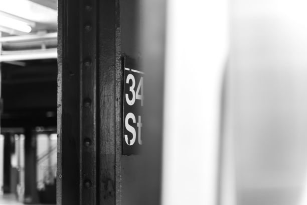 地铁车站招牌的灰度镜头图片下载