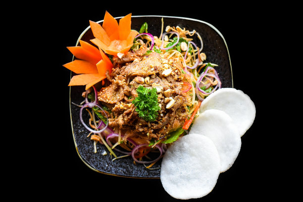 亚洲牛肉沙拉配青木瓜，配上黑色背景的米粒图片下载