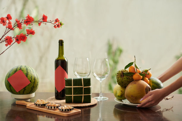 女人把水果放在桌子上图片下载