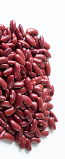 一堆堆红豆套，红豆粒倾泻而下抽象云群。美丽完整的豌豆豆种子，食物对象设计。选择性对焦冻结拍摄白色背景隔离图片下载