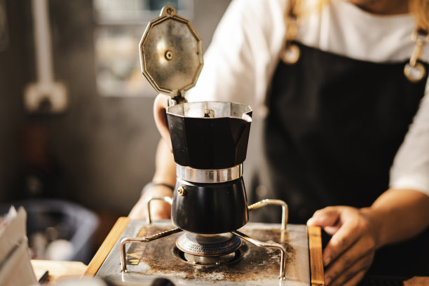 咖啡师准备热咖啡豆在杯壶。做咖啡蒸汽。咖啡店概念。在咖啡馆买饮料，做小生意图片下载