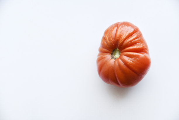 白色背景上漂亮的大番茄特写。孤立的有光泽的黄绿色和红色番茄。图片下载