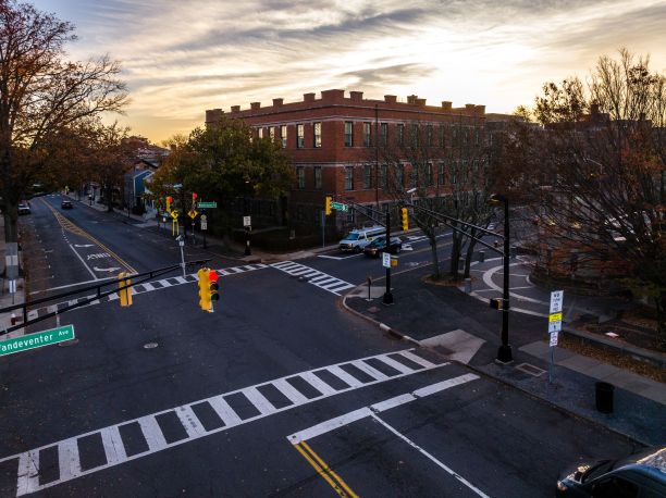 无人机俯瞰新泽西普林斯顿的金色日出。城市景观与著名的地标图片下载