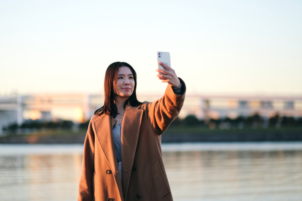 女子在海滩自拍图片下载
