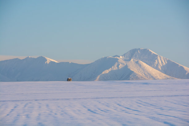 冬天黄昏的雪原和雪山图片下载