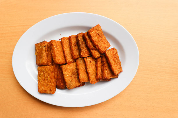 油炸豆豉(Tempe Goreng)是印度尼西亚的一种传统食物，由发酵的大豆种子裹在香蕉叶中制成。图片下载