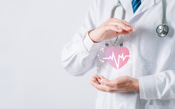 身穿白大褂的医生手持心跳图标为积极的医疗保险符号概念，精神健康保健，体检，心脏病发作，心脏病学，专家帮助概念。图片下载