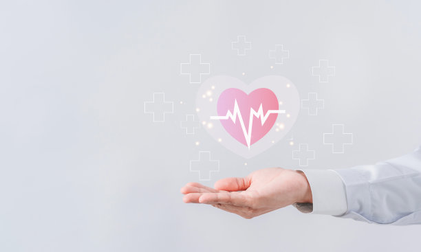 身穿白大褂的医生手持心跳图标为积极的医疗保险符号概念，精神健康保健，体检，心脏病发作，心脏病学，专家帮助概念。图片下载