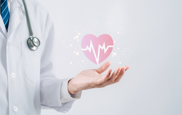 身穿白大褂的医生手持心跳图标为积极的医疗保险符号概念，精神健康保健，体检，心脏病发作，心脏病学，专家帮助概念。图片下载