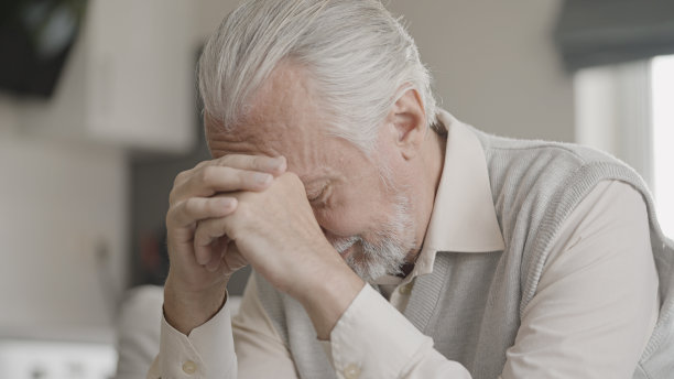 不开心的老人独自坐在房间里，为一个问题烦恼，孤独图片下载
