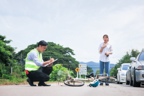 事故与车辆碰撞，保险索赔，紧急情况和安全的概念。图片下载
