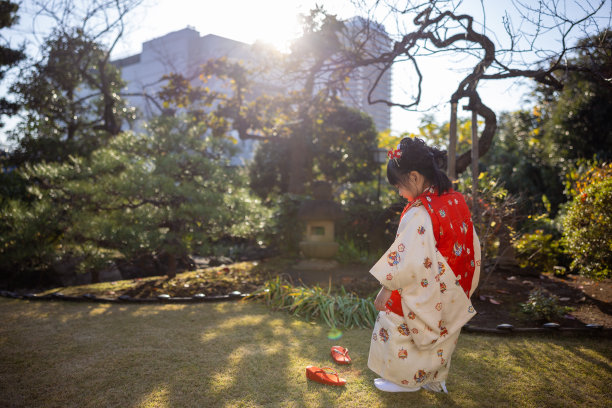 小女孩穿着和服为七山在日本花园玩耍图片下载