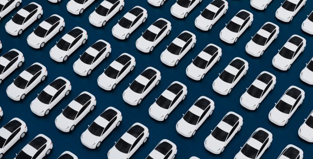 新的自动驾驶汽车车队等待出口，大量电动汽车在经销商停车场出售，汽车业务3d插图图片下载