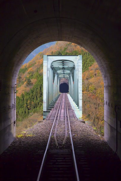 一条火车隧道穿山而过图片下载