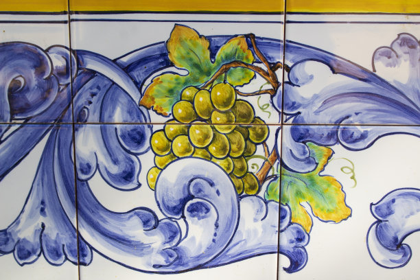 达拉维尔陶器。塔拉韦拉·德拉雷纳市的陶瓷。手绘陶瓷图片下载