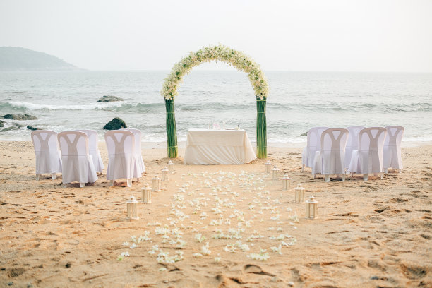 黑滴婚礼是在海边布置的，地上摆着椅子、灯笼和鲜花，看起来非常漂亮。图片下载