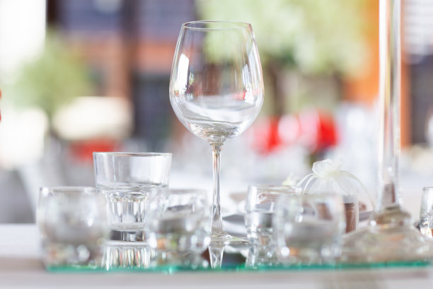 酒杯和高脚杯在仪式上被放在桌子上。精心布置的餐桌为参与者准备用餐。图片下载