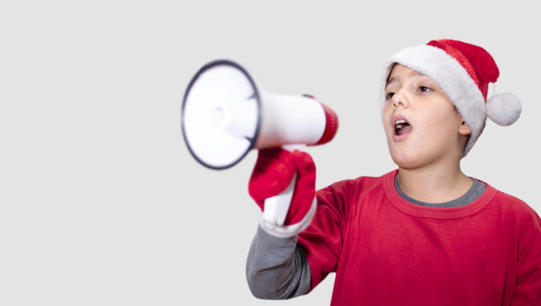 孩子对着扩音器大喊图片下载